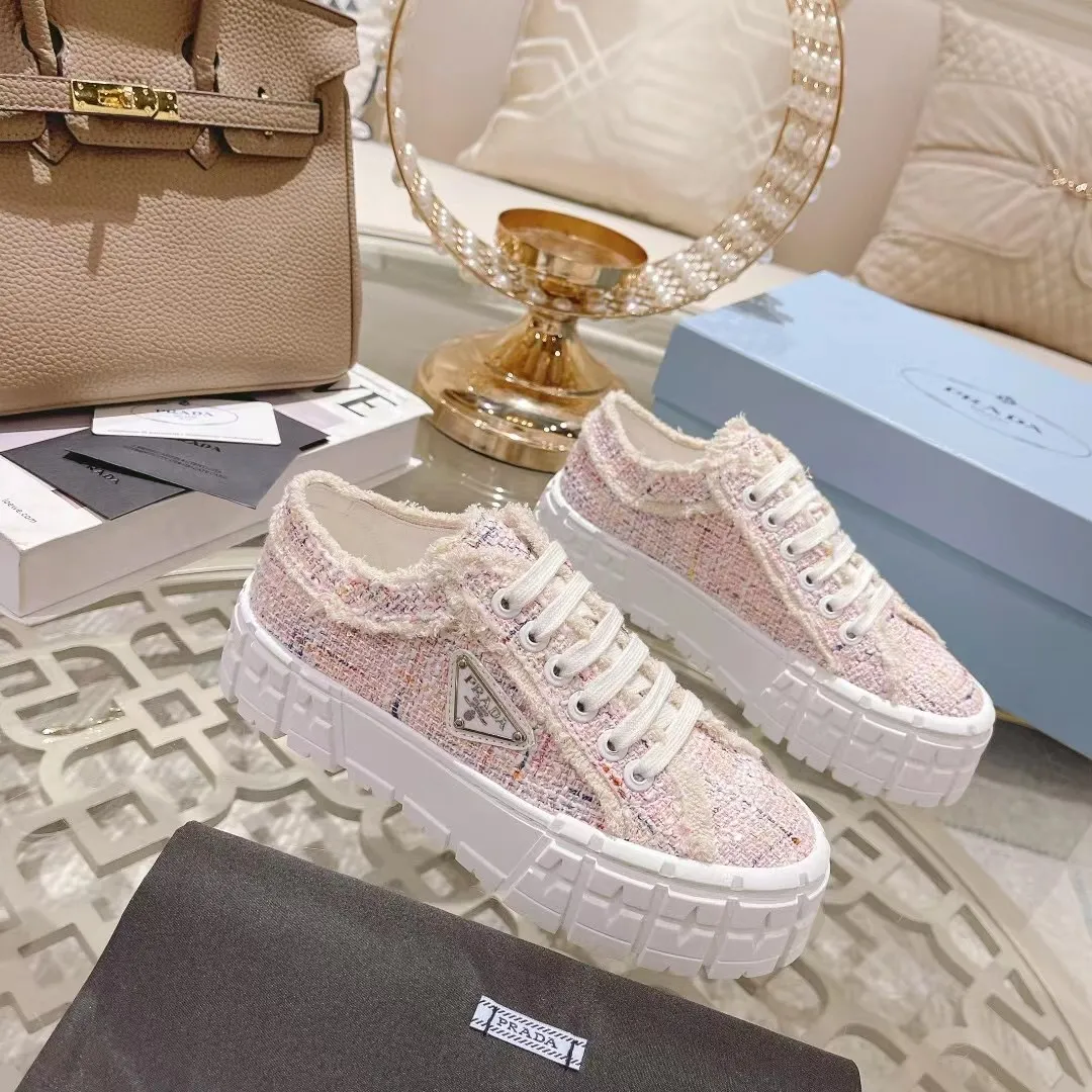 👟👟Ex-factory price 460👟👟 PRADA 2 autumn and winter new model Upper: washed canvas, lining sheepskin The latest thick-soled fashion catwalk shoes Re-released [Strong] Elegant and generous [Rose] Outsole: One-to-one molded sole Original packaging Heel height 5cm, original metal triangle buckle, four colors available Black, White, Light Pink, Light Blue Code Number: 35-41 34.42 can be customized